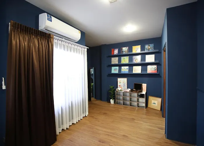 Chic Ekkamai Escape Near Bts, Dining & Nightlife Bangkok