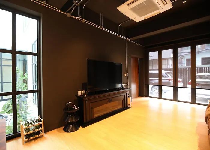 Chic Ekkamai Escape Near Bts, Dining & Nightlife Bangkok