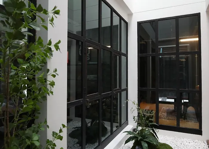 Chic Ekkamai Escape Near Bts, Dining & Nightlife * Bangkok